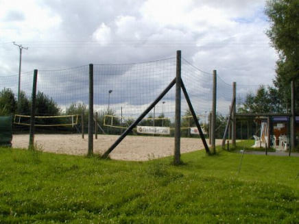 Zusammen mit dem Lintorfer Sportplatz und dem Festplatz bilden die Beachplätze einen zentralen Punkt für die Lintorfer Freizeitaktivitäten.